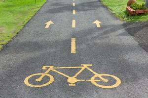 fiets teken in openbaar park Oppervlakte. foto