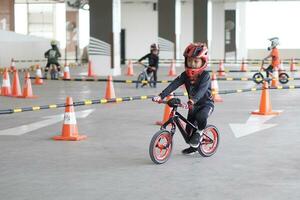 depok-indonesië, 29 07 2023 - Indonesisch kinderen van 2-5 jaren oud races Aan balans fiets in een parkeren Oppervlakte, sportiviteit opleiding foto