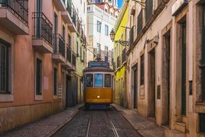tram op lijn 28 in lissabon, portugal