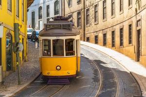 tram op lijn 28 in lissabon, portugal foto