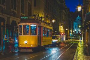 tram op lijn 28 in lissabon, portugal foto