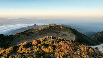 de mooi landschap visie van lawu berg Bij zonsopkomst gelegen in magetan. een van de meest mooi bergen in Java met een hoogte van 3265m bovenstaand zee niveau. magetan, Indonesië augustus 1, 2023 foto