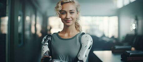 jong vrouw met bionisch prothetisch arm glimlachen Bij camera in dokter s kantoor kopiëren ruimte foto
