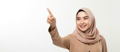 Aziatisch moslim vrouw richten vingers geïsoleerd Aan wit achtergrond vieren Indonesisch onafhankelijkheid dag Aan 17 augustus foto