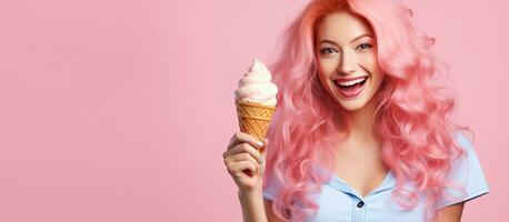 meisje met roze haar- Holding een groot ijs room ijshoorntje glimlachen Aan een roze achtergrond voedsel concept foto