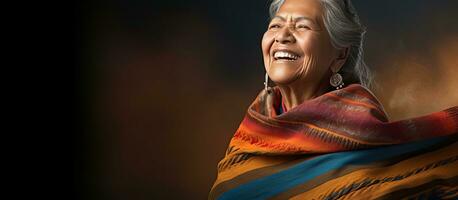 ouderen Latijns grootmoeder vervelend een poncho of ruana lacht in voorkant van een leeg Oppervlakte foto