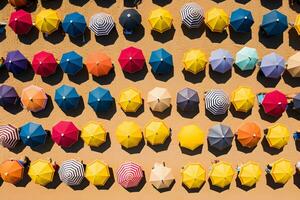 antenne top visie Aan de strand. kleurrijk paraplu's, zand en zee strand, ai genereren foto