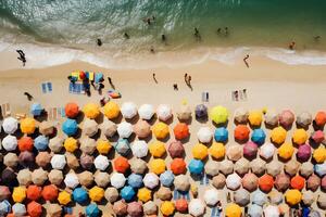 antenne top visie Aan de strand. kleurrijk paraplu's, zand en zee strand, ai genereren foto