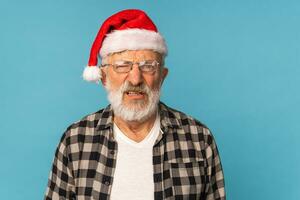 somber de kerstman claus portret tegen blauw achtergrond met kopiëren ruimte. economie crisis en problemen einde van jaar concept foto