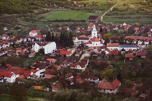 rijmthee is een klein dorp gelegen in Transsylvanië, Roemenië. het is gelegen in de apuseni bergen en is bekend voor haar pittoreske instelling en goed bewaard gebleven Hongaars bouwkundig stijl. foto