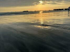 zonsondergang op het strand foto