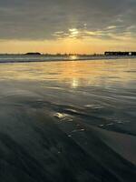 zonsondergang op het strand foto