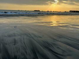 zonsondergang op het strand foto