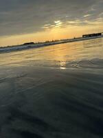 zonsondergang op het strand foto