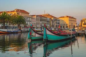 boten op het kanaal in aveiro, het venetië van portugal foto
