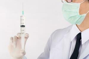 dokter Holding medisch injectie injectiespuit met zoutoplossing oplossing. foto