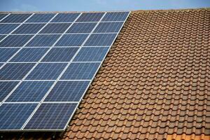 zonne- panelen Aan dak van huis. horizontaal oriëntatie, blauw lucht, grijs panelen Aan bruin dak. foto