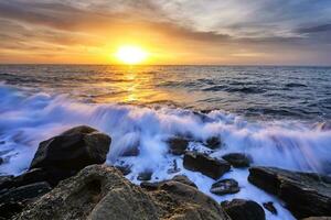 de verbijsterend zeegezicht met de kleurrijk lucht en water schuim Bij de rotsachtig kustlijn van de zwart zee foto