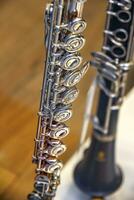 een een deel van de klassiek wind instrument fluit met messing details. dichtbij omhoog van trompet vinger toetsen kleppen foto