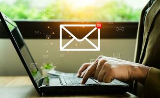 e-mail afzet concept, bedrijf mensen gebruik e-mail naar promoten producten of Diensten. online afzet strategie dat bereiken doelwit klanten, e-mail nieuwsbrief, controle bericht doos, informatie online. foto