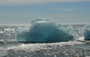 IJslands wateren met een groot ijsberg in de zomer foto