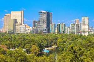 skyline van mexico-stad en chapultepec park foto