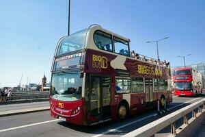 prachtig laag hoek visie van bus onderhoud en Brits verkeer Bij Londen brug welke is meest beroemd en historisch brug over- rivier- Theems Bij centraal Londen stad van Engeland uk. juni 4e, 2023 foto