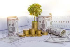 de boom groeit zowel op de voortgang van geld en financiële rapporten, samen met financiële rekeningen, zaken, investeringen op de tafel van de investeerder. voorste investeringsconcept foto