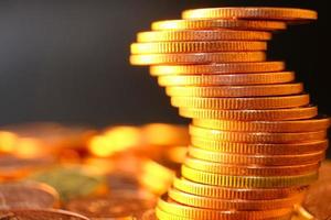 close-up gouden munten op tafelachtergrond en geld besparen en bedrijfsgroeiconcept, financiën en investeringsconcept