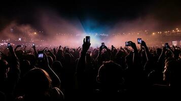 publiek gebruik makend van smartphones naar vastleggen foto's Bij een leven concert. silhouet concept foto