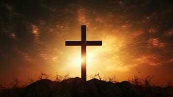 helder christen kruis tegen goud lucht achtergrond. silhouet concept foto
