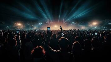 enorm menigte Bij muziek- festival opname concert Aan smartphones. silhouet concept foto