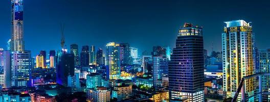 Bangkok. de skyline van de hoofdstad Bangkok die 's nachts schijnt en wolkenkrabbers