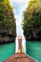 een boot die vaart in het blauwe water van hong island -lagoon, hong island, krabi, krabi, thailand foto