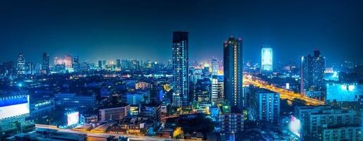 Bangkok. de skyline van de hoofdstad Bangkok die 's nachts schijnt en wolkenkrabbers