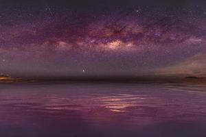 nachtlandschap met kleurrijke en lichtgele melkweg vol sterren aan de hemel in de zomer prachtige universum-achtergrond van ruimte