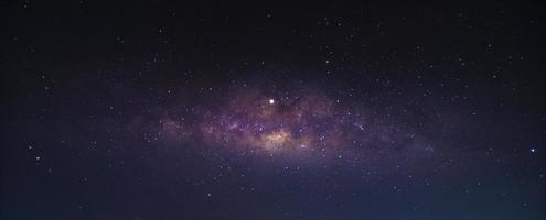 nachtlandschap met kleurrijke en lichtgele melkweg vol sterren aan de hemel in de zomer prachtige universum-achtergrond van ruimte
