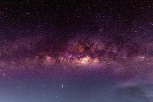 nachtlandschap met kleurrijke en lichtgele melkweg vol sterren aan de hemel in de zomer prachtige universum-achtergrond van ruimte foto