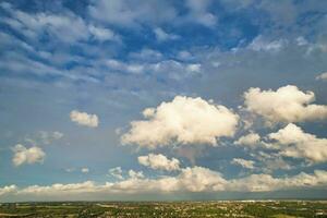 dramatisch wolken over- luton stad van Engeland Super goed Brittannië. foto