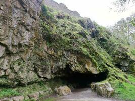 oud keltisch grotten van een flauw kasteel in Ierland, rotsen en bergen achtergrond foto