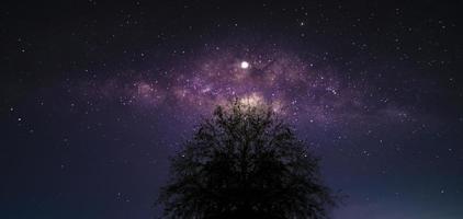 nachtlandschap met kleurrijke en lichtgele melkweg vol sterren aan de hemel in de zomer prachtige universum-achtergrond van ruimte foto