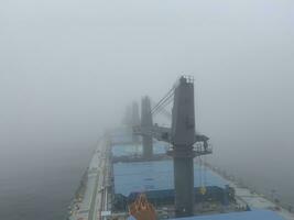 visie van de brug van de handigmax bulk vervoerder naar de houdt in de mist. groot lading schip in de rivier- foto