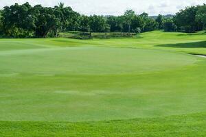 visie van golf Cursus met zetten groen, golfen Cursus met een rijk groen grasmat en mooi landschap foto