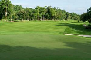 visie van golf Cursus met zetten groen, golfen Cursus met een rijk groen grasmat en mooi landschap foto