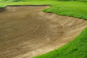 golf Cursus zand pit bunkers, groen gras omgeving de mooi zand gaten is een van de meest uitdagend obstakels voor golfers en voegt toe naar de schoonheid van de golf Cursus. foto