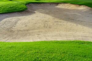 golf Cursus zand pit bunkers, groen gras omgeving de mooi zand gaten is een van de meest uitdagend obstakels voor golfers en voegt toe naar de schoonheid van de golf Cursus. foto