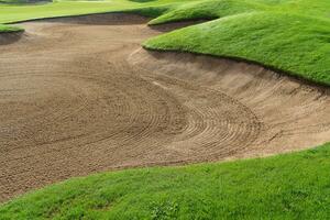 golf Cursus zand pit bunkers, groen gras omgeving de mooi zand gaten is een van de meest uitdagend obstakels voor golfers en voegt toe naar de schoonheid van de golf Cursus. foto