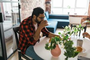 paar drinken een ochtend- koffie samen. Mens praat met haar vrouw - levensstijl en communicatie familie concept foto