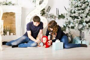 kerst familieportret in huis, huis versieren door kerstboom foto