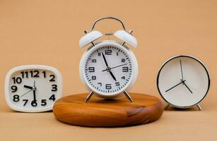alarm klok geplaatst Aan een houten stellage, tijd werk concept de waarde van beperkt tijd afspraken en nauwgezetheid Bij werk foto